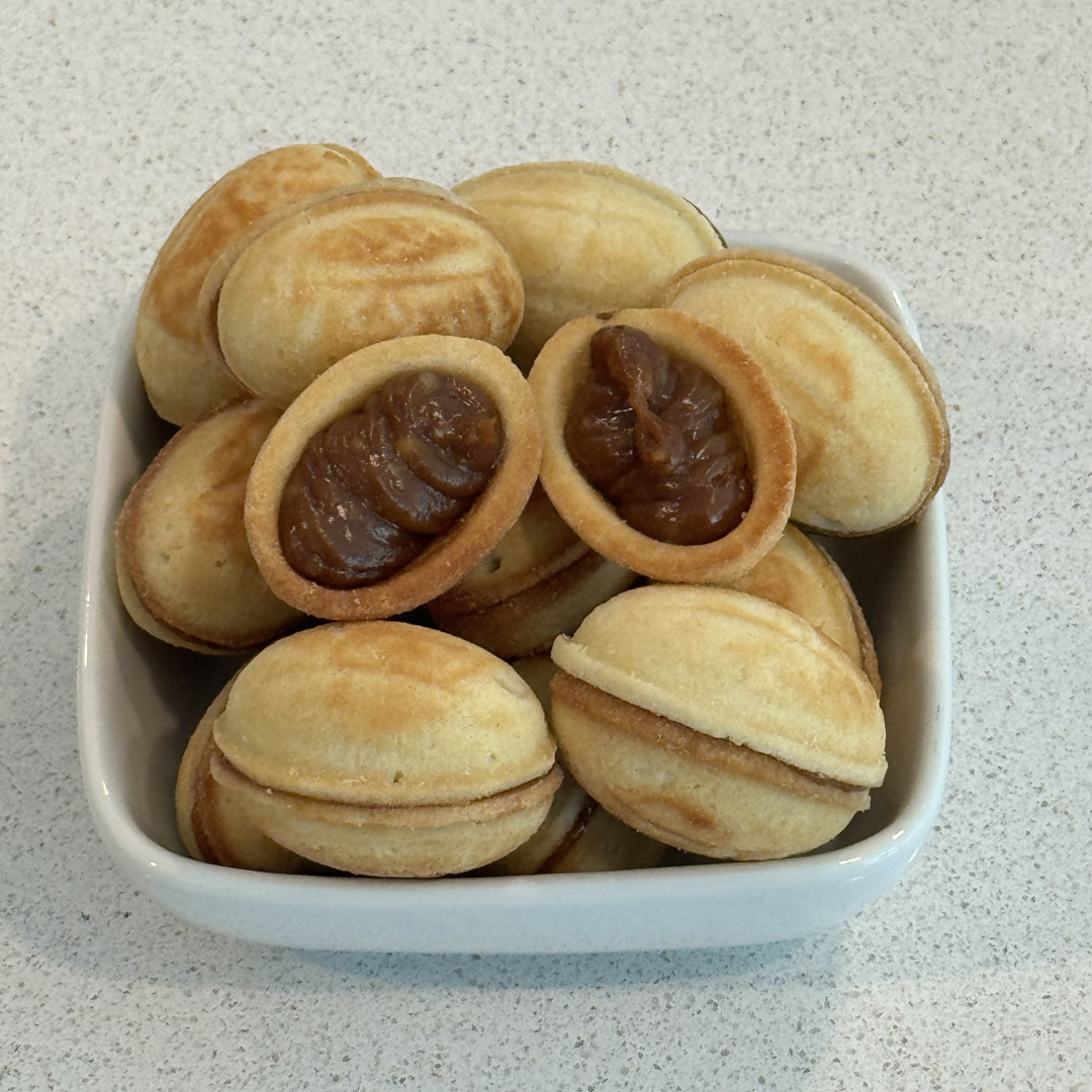 Close-up of oreshki showing the dulce de leche filling